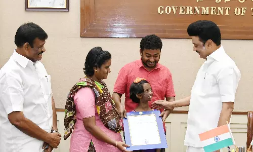 சிறுமி தானியாவுக்கு வீட்டுமனை பட்டா- முதலமைச்சர் மு.க.ஸ்டாலின் வழங்கினார்