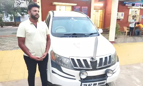 சூலூர் அருகே நகை கடையில் நூதன முறையில் திருடிய பெண் தலைமறைவு - கூட்டாளி கைது