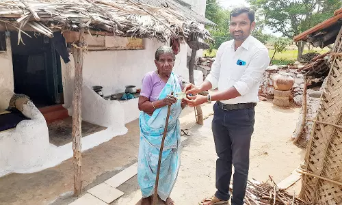 83 வயது முதியவருக்கு வீடு தேடி புதிய குடும்ப  அட்டையை வழங்கிய வட்ட வழங்கல் அலுவலர்