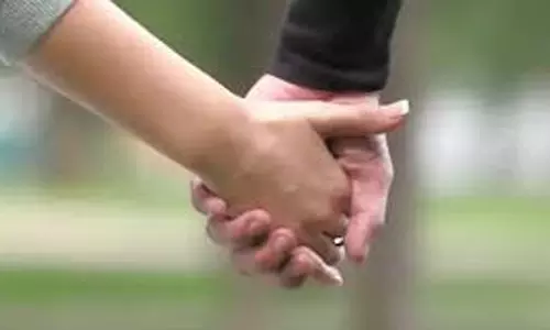 கோவில்பாளையம் அருகே காதல் திருமணம் செய்த ஜோடி போலீஸ் நிலையத்தில் தஞ்சம்