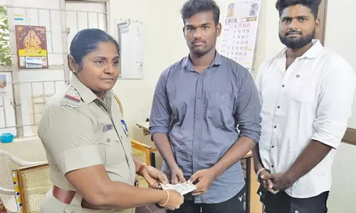 ஏ.டி.எம் எந்திரத்தில் விட்டுச்சென்ற ரூ.20 ஆயிரம் போலீசில் ஒப்படைப்பு