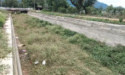 வலது கரை வாய்க்காலை தூர்வாரிய பின் பாசனத்திற்கு தண்ணீர் திறக்க வேண்டும்