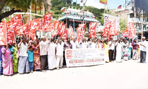 கலெக்டர் அலுவலகம் எதிரே மலைவாழ் மக்கள் ஆர்ப்பாட்டம்