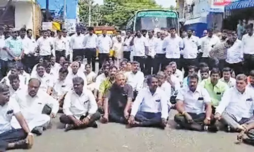 ஆலங்குளம் இரட்டை கொலையை கண்டித்து தென்காசியில் இன்று வக்கீல்கள் சாலை மறியல்