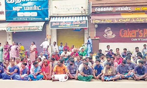 பட்டுக்கோட்டையில் துப்புரவு பணியாளர்கள் போராட்டடம்