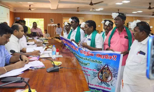 பருத்திக்கு குவிண்டாலுக்கு ரூ.15 ஆயிரம் வழங்கக்கோரி விவசாயிகள் வெளிநடப்பு