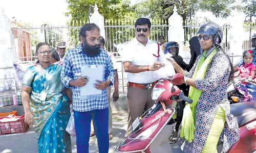 ஹெல்மெட் அணிந்து வாகனம் ஓட்டியவர்களுக்கு தக்காளி