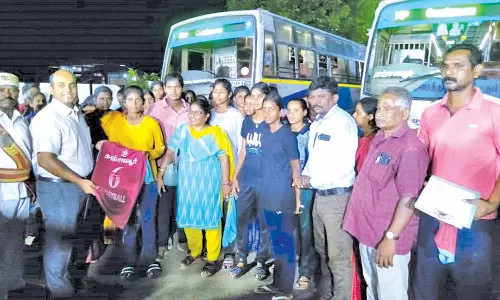 தஞ்சையில் இருந்து சென்னைக்கு அரசு பஸ்களில் வீரர், வீராங்கனைகள் பயணம்