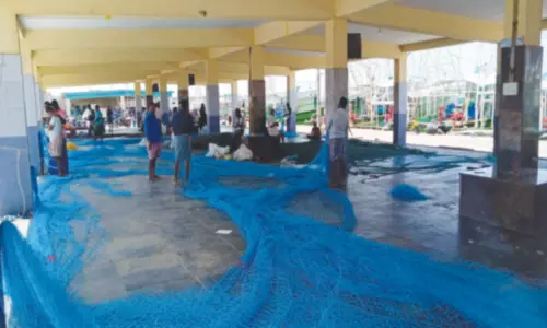 தடைக்காலம் முடிய இன்னும் ஒரு மாதம்: விசைப்படகுகளை சீரமைக்கும் பணியில் மீனவர்கள் தீவிரம்