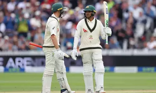 உஸ்மான் கவாஜா அரை சதம் - மூன்றாம் நாள் முடிவில் ஆஸ்திரேலியா 130/2