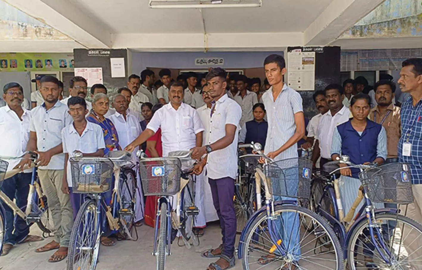 விளாத்திகுளம் அருகே 119 மாணவ-மாணவிகளுக்கு இலவச சைக்கிள் - மார்க்கண்டேயன் எம்.எல்.ஏ. வழங்கினார்