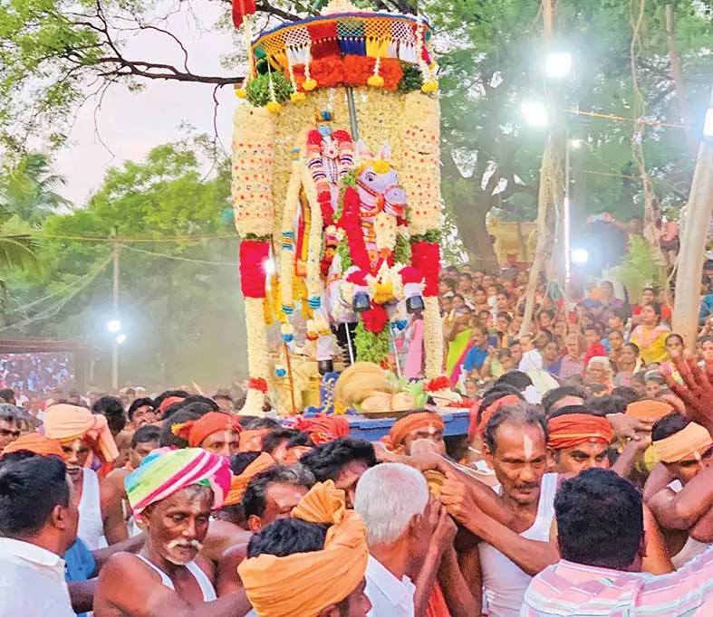 களக்காடு சிதம்பரபுரம் நாராயணசுவாமி கோவிலில் பரி வேட்டை விழா களக்காடு சிதம்பரபுரம் நாராயணசுவாமி கோவிலில் பரி வேட்டை விழா