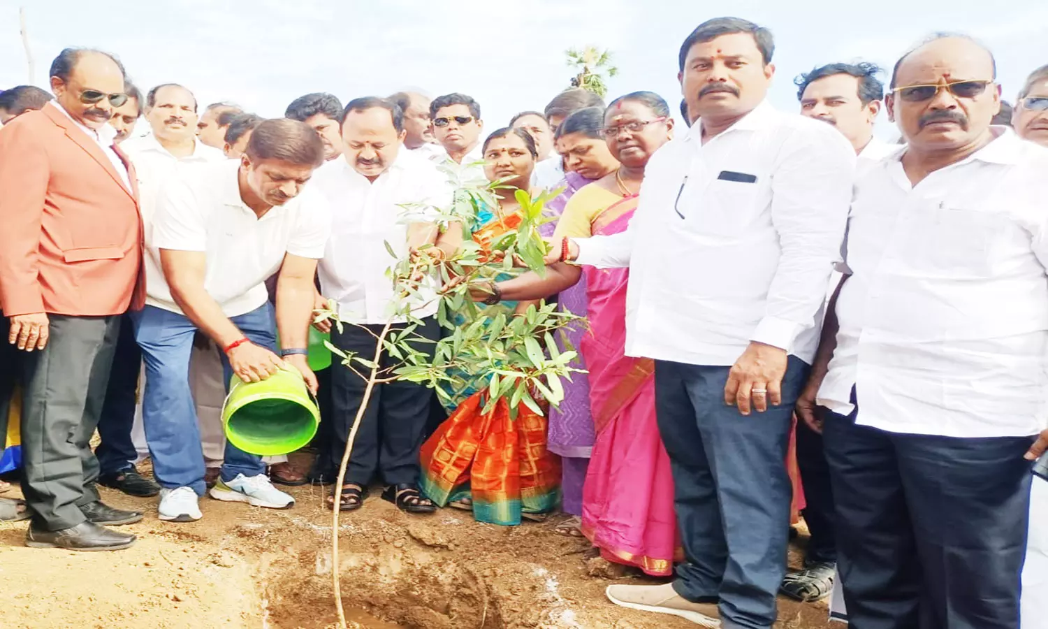 ஒரு மணிநேரத்தில் 1 லட்சம் மரக்கன்று நட்டு சாதனை ஒரு மணிநேரத்தில் 1 லட்சம் மரக்கன்று நட்டு சாதனை