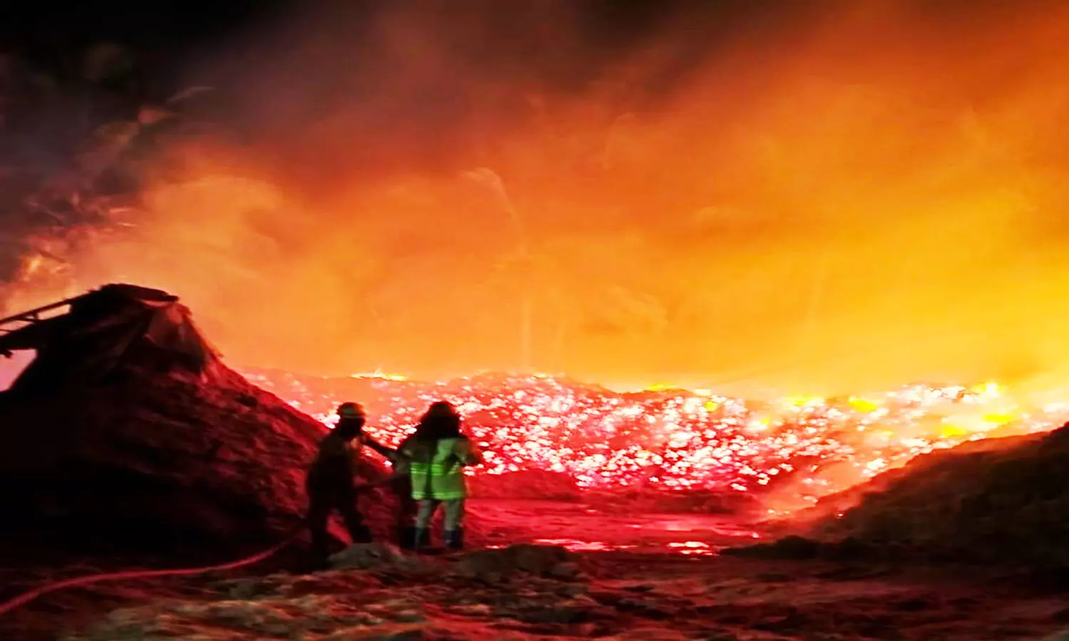 நார் தொழிற்சாலையில் பயங்கர தீ விபத்து நார் தொழிற்சாலையில் பயங்கர தீ விபத்து