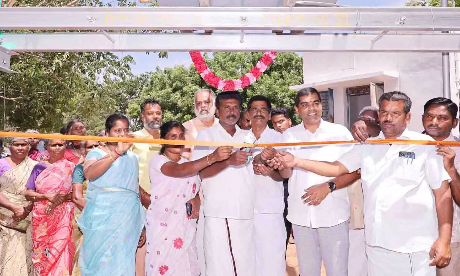 ஆற்றல் அறக்கட்டளை சார்பில் 9 கிராம மக்களுக்கு மின்சாரம், குடிநீர் வசதி - அசோக்குமார் தொடங்கி வைத்தார் ஆற்றல் அறக்கட்டளை சார்பில் 9 கிராம மக்களுக்கு மின்சாரம், குடிநீர் வசதி - அசோக்குமார் தொடங்கி வைத்தார்