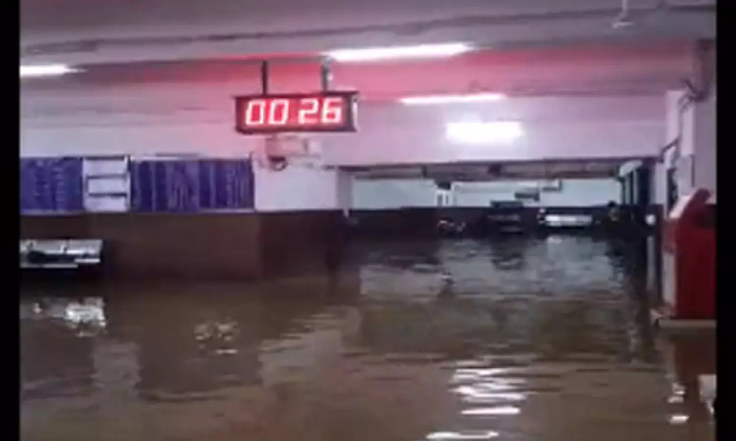 30 மணி நேரத்தில் 200 மி.மீ அளவுக்கு கொட்டிய மழை - தெப்பக் குளமான ரெயில் நிலையம்