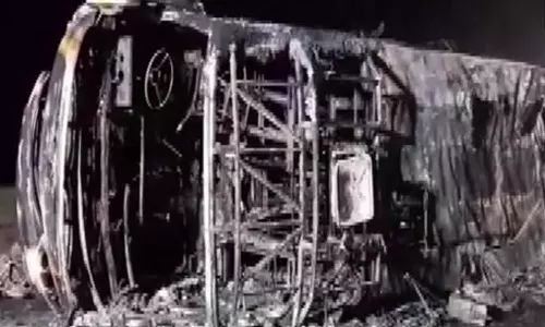 மகாராஷ்டிராவில் பஸ் தீப்பிடித்து எரிந்ததில் 26 பயணிகள் உடல் கருகி பலி