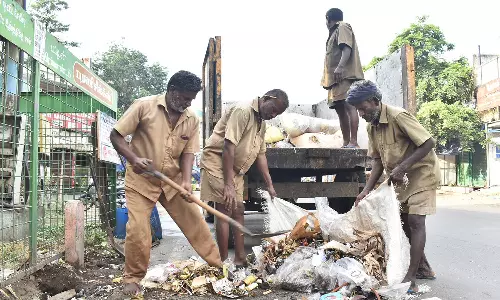 பேச்சுவார்த்தையில் உடன்பாடு- ஈரோடு மாநகராட்சி ஒப்பந்த தூய்மை பணியாளர்கள் மீண்டும் பணிக்கு திரும்பினர்