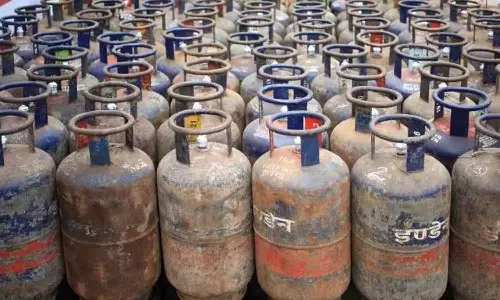 வர்த்தக சிலிண்டர் விலை 8 ரூபாய் உயர்ந்தது- ரூ.1945-க்கு விற்பனை