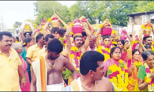 கழுகுமலையில் கோவில் கொடை விழா: பால்குடம் எடுத்து பக்தர்கள் மலையை சுற்றி கிரிவலம்