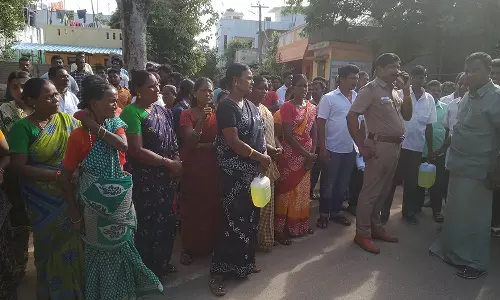 மீனவகிராம பொதுமக்கள் திடீர் சாலை மறியல்: பெண்கள் தீக்குளிக்க முயன்றதால் பரபரப்பு