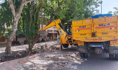 இடிந்து விழும் நிலையில் இருந்த மதில்சுவர் அகற்றம்