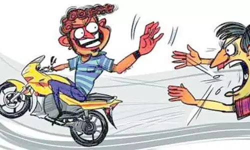 மோட்டார் சைக்கிளில் சென்ற தாய்-மகளிடம் நகை பறிக்க முயற்சி
