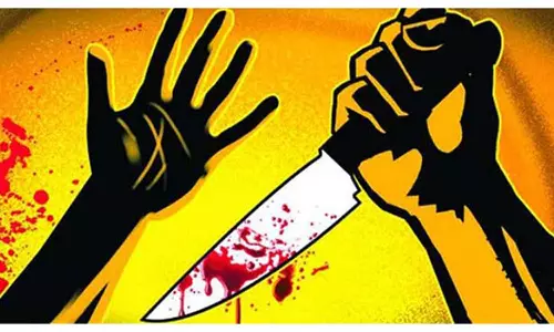 தொழிலாளியை அரிவாளால் வெட்டிய வாலிபர்