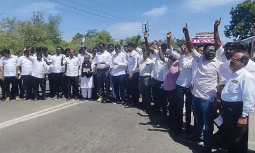 ஆலங்குளம் இரட்டைக்கொலையை கண்டித்து நெல்லையில் வக்கீல்கள் சாலை மறியல்