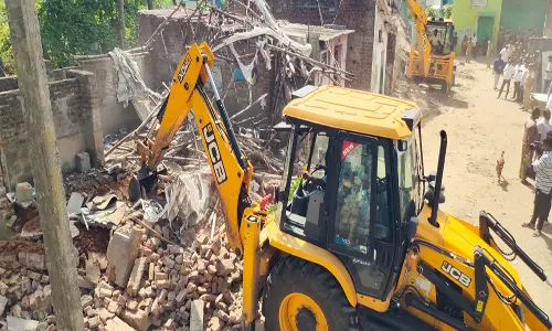 கடலூரில் பரபரப்பு சாலையை ஆக்கிரமித்து கட்டிய 7 வீடுகளை இடித்து அகற்றிய அதிகாரிகள்