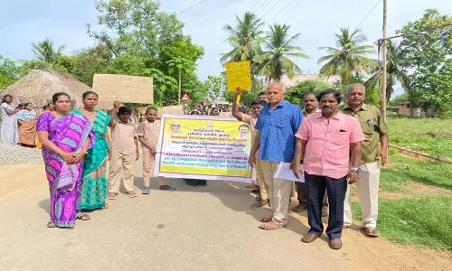 அரசு பள்ளியில் மாணவர்களை சேர்க்க கோரி பேரணி