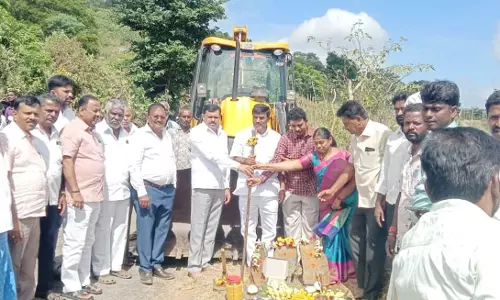 தார்சாலை  அமைக்க பூமிபூஜை