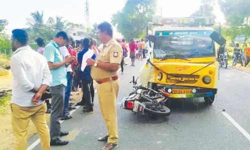 உறவினர் துக்க நிகழ்ச்சிக்காக சென்ற போது விபத்து: சரக்கு வாகனம் மோதி கட்டிட மேஸ்திரி பலி