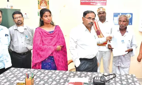 மாற்றுத்திறனாளிகளுக்கு அடையாள அட்டை வழங்கல்