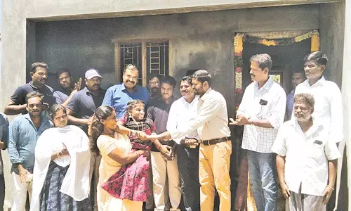 மாற்றுத்திறனாளி பெண்ணுக்கு வீடு வழங்கல்