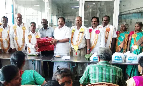 சித்தோடு ஆவின் நிறுவனத்தில் மேலாளர்கள் உள்பட 8 பேர் ஒரே நாளில் பணி ஓய்வு