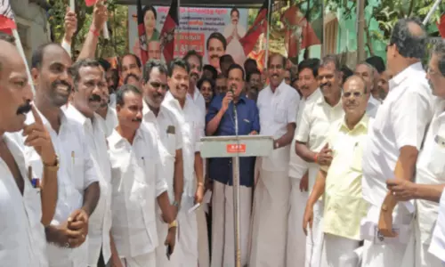 திருவட்டாரில் அண்ணா தொழிற்சங்கத்தினர் ஆர்ப்பாட்டம்