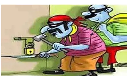 பல்லடம் அருகே  செல்போன் கடை பூட்டை உடைத்து கொள்ளை முயற்சி வட மாநில வாலிபர்கள் கைது