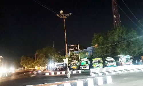 பல்லடம் பஸ் நிலையம் அருகே எரியாத உயர் மின் கோபுர விளக்கு விபத்து அபாயம்