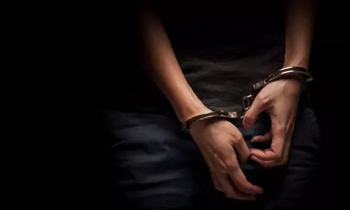 சுற்றுச்சுவர் தகராறில் 2 பேர் கைது