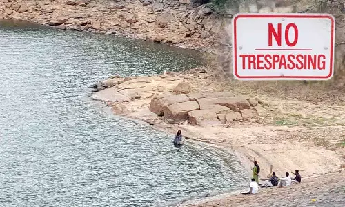 அமராவதி அணையில் அத்துமீறி நுழையும் சுற்றுலா பயணிகள்