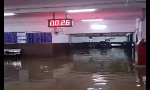 30 மணி நேரத்தில் 200 மி.மீ அளவுக்கு கொட்டிய மழை - தெப்பக் குளமான ரெயில் நிலையம்