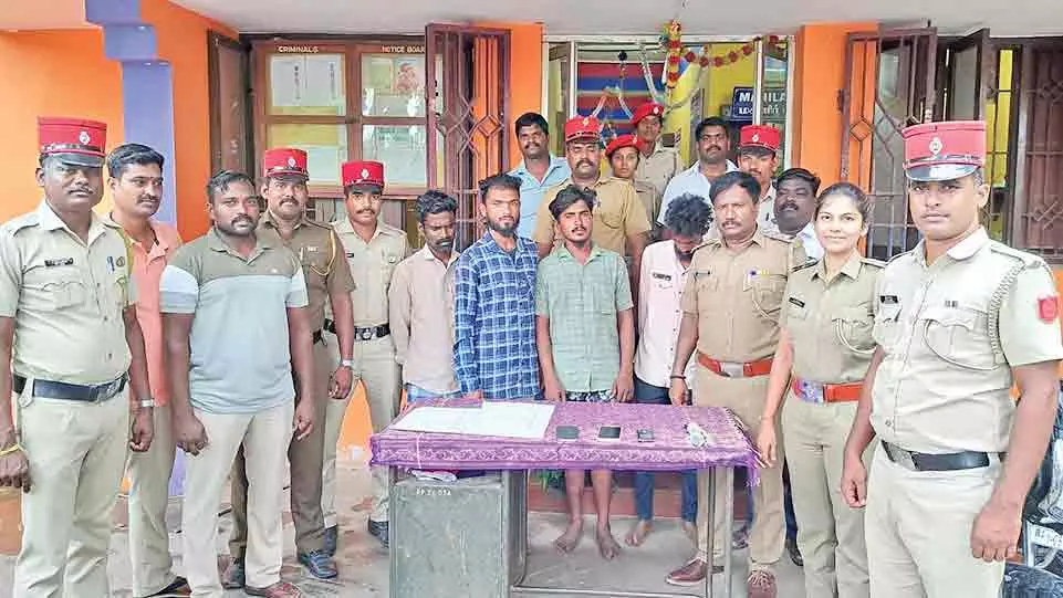 மாணவர்களுக்கு கஞ்சா சப்ளை செய்த 4 பேர் ஜெயிலில் அடைப்பு மாணவர்களுக்கு கஞ்சா சப்ளை செய்த 4 பேர் ஜெயிலில் அடைப்பு