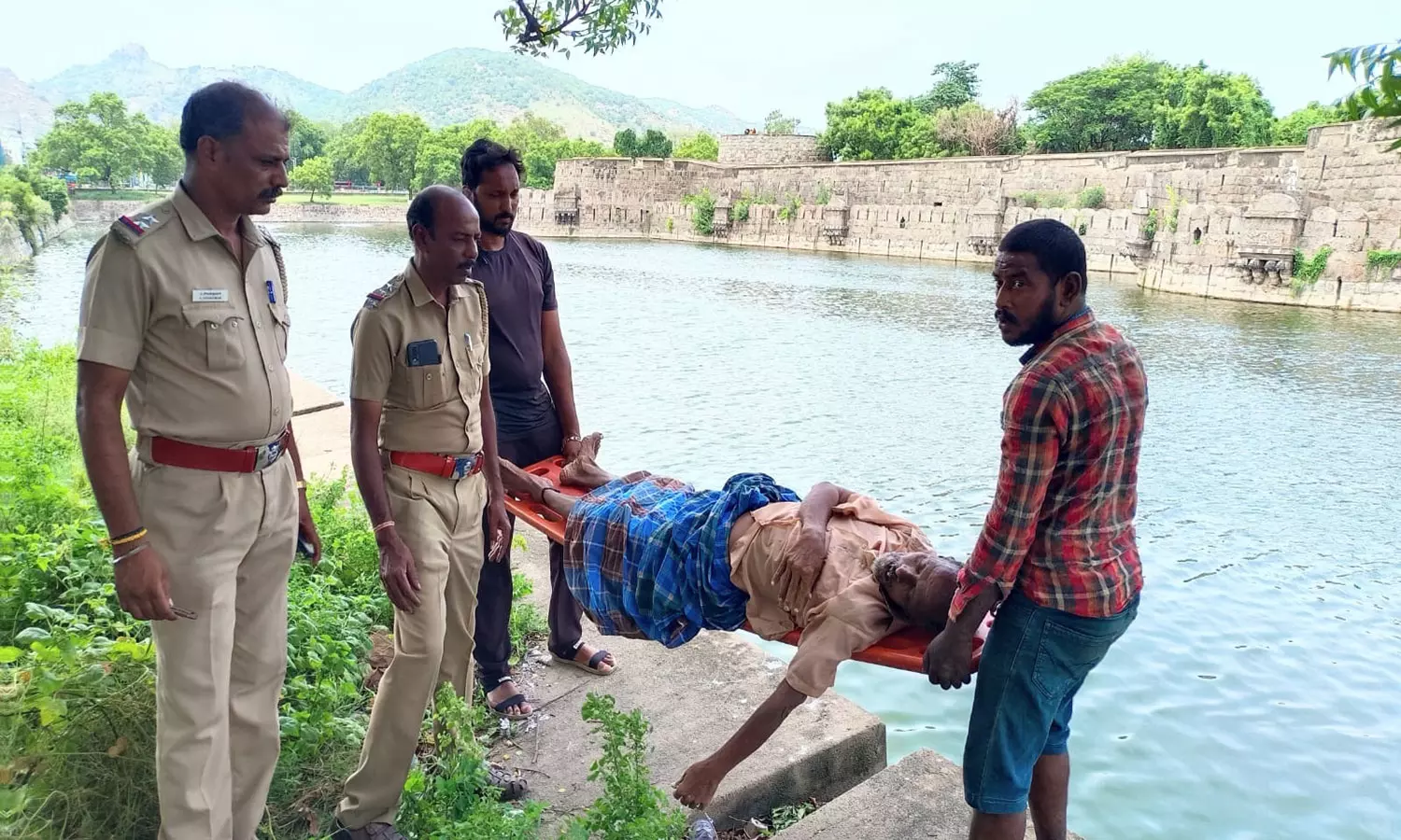 வேலூர் கோட்டை அகழியில் தற்கொலை செய்த முதியவர் அடையாளம் தெரிந்தது வேலூர் கோட்டை அகழியில் தற்கொலை செய்த முதியவர் அடையாளம் தெரிந்தது