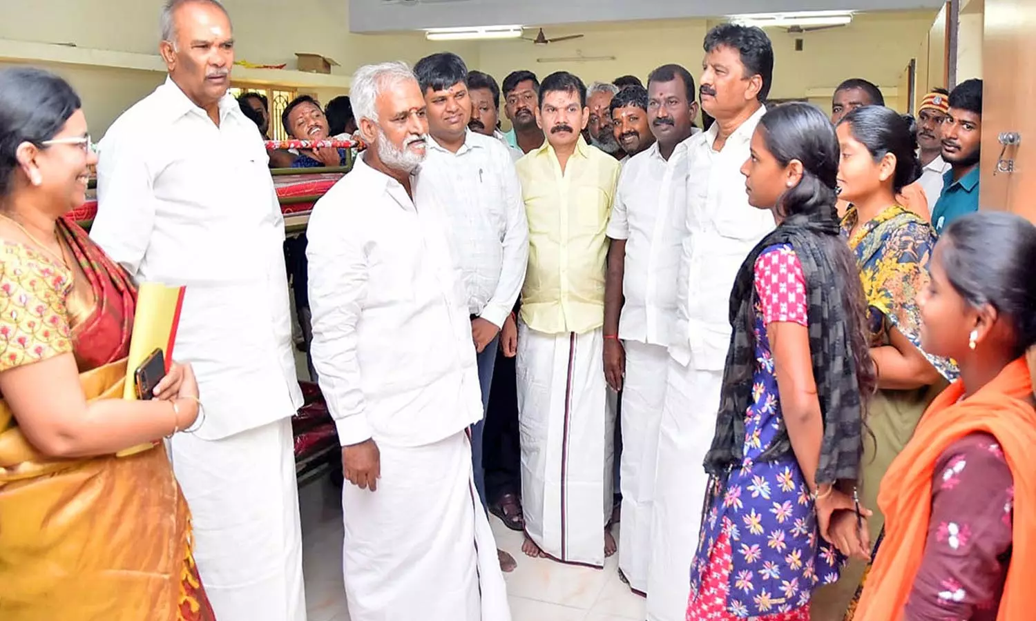 ரூ.1.99 கோடி மதிப்பில் திட்டப்பணிகள்- காந்திமதி அம்பாள் பள்ளியில் சபாநாயகர், அமைச்சர் ஆய்வு ரூ.1.99 கோடி மதிப்பில் திட்டப்பணிகள்- காந்திமதி அம்பாள் பள்ளியில் சபாநாயகர், அமைச்சர் ஆய்வு