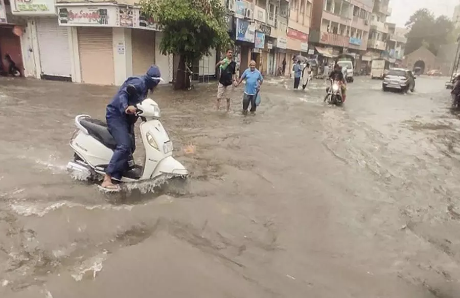 குஜராத்தில் பலத்த மழை- இதுவரை 11 பேர் உயிரிழப்பு குஜராத்தில் பலத்த மழை- இதுவரை 11 பேர் உயிரிழப்பு