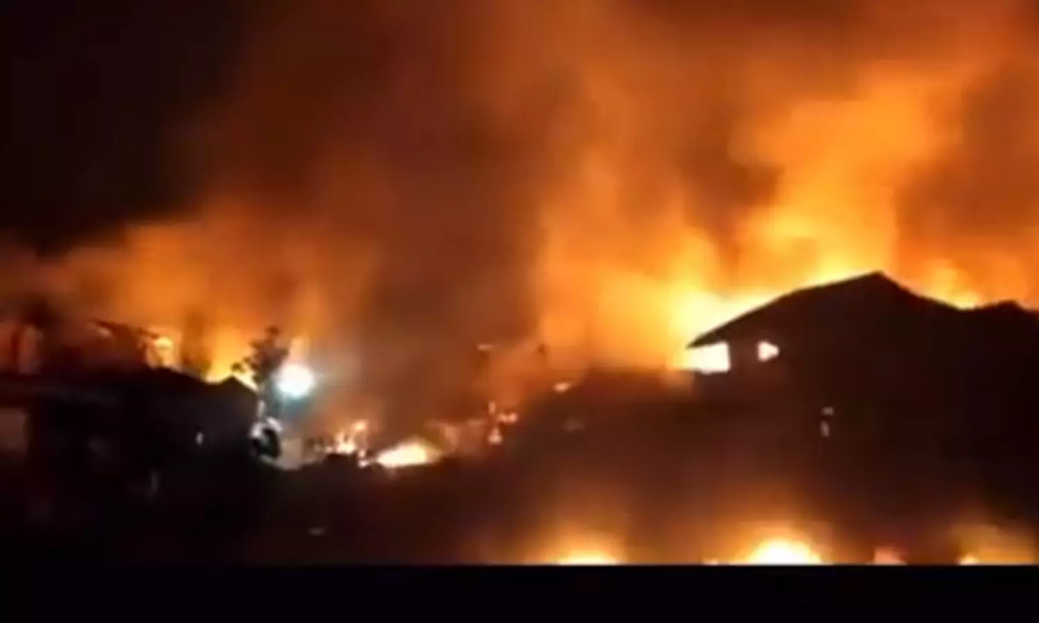 மணிப்பூர் புதிய கலவரத்தில் 3 பேர் படுகொலை - என்.எச். 2 முற்றுகையை கைவிட்ட போராட்ட குழு மணிப்பூர் புதிய கலவரத்தில் 3 பேர் படுகொலை - என்.எச். 2 முற்றுகையை கைவிட்ட போராட்ட குழு