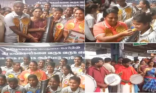 தேசிய சாம்பியன்ஷிப் கோப்பையுடன் வந்த தமிழக பெண்கள் கால்பந்து அணிக்கு உற்சாக வரவேற்பு