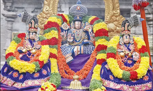 ஜேஷ்டாபிஷேகம் 2-வது நாள்: ஸ்ரீதேவி, பூதேவி, கோவிந்தராஜசாமிக்கு முத்துக்கவசம் அணிவிப்பு