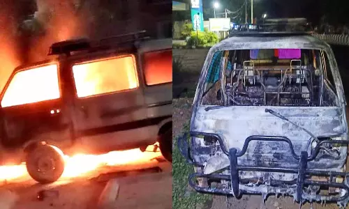 மதுரையில் பெட்ரோல் பங்க் அருகே தீப்பிடித்து எரிந்த ஆம்னி கார்